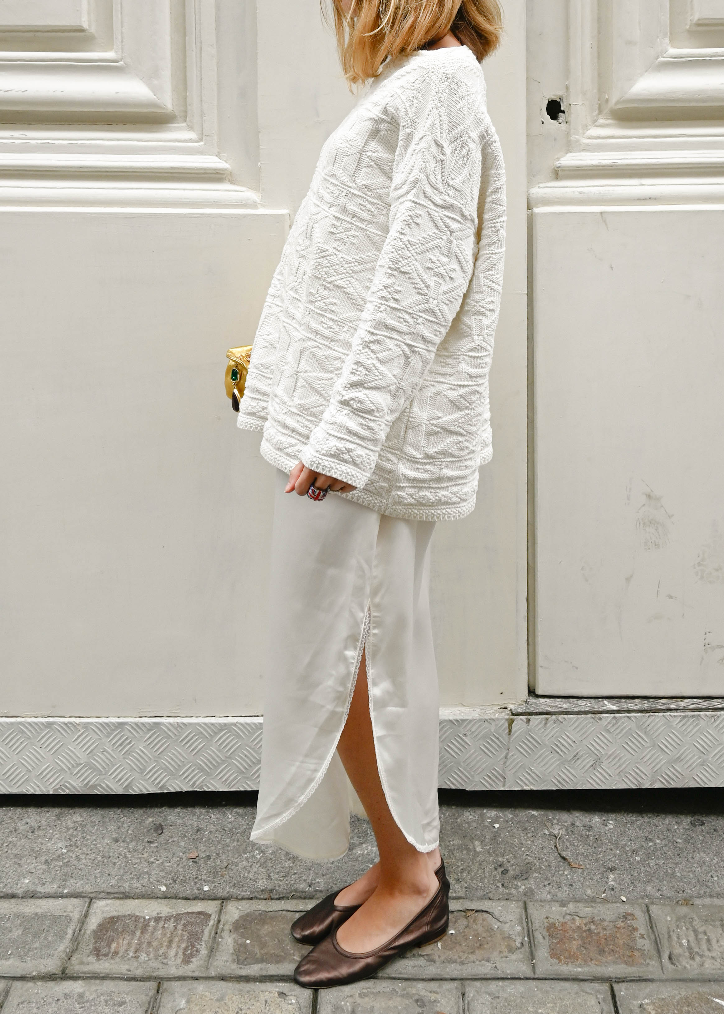 WHITE SWEATER