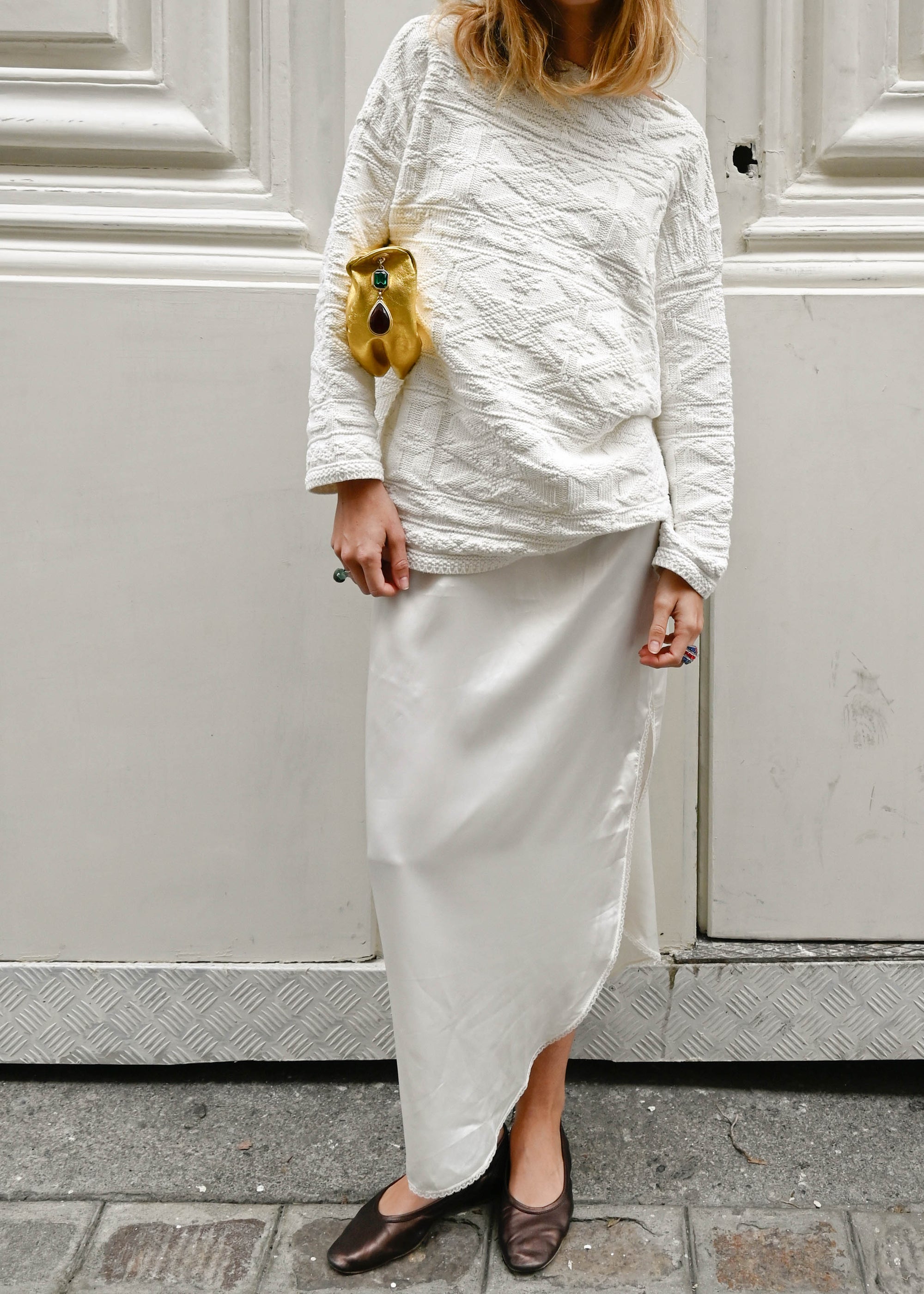 WHITE SWEATER