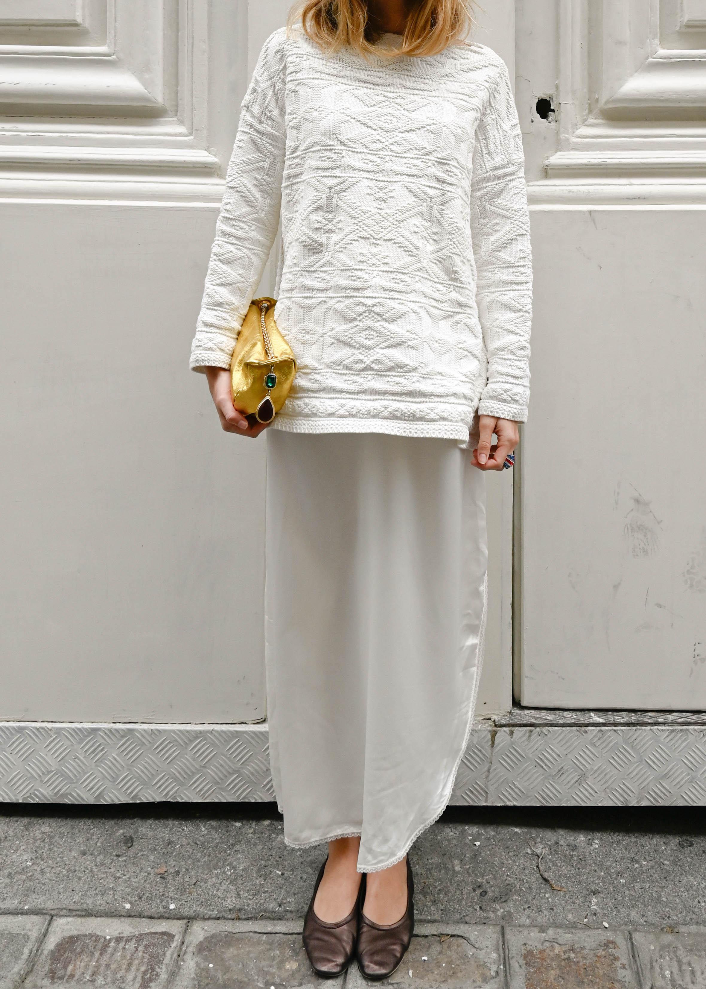 WHITE SWEATER