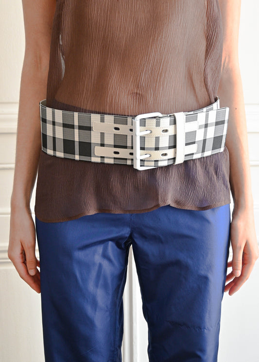 TURN PARIS THICK BELT IN BLACK ON CREAM CHECK WOVEN FABRIC APPLIED TO A LEATHER BASE. FINISHED WITH A HAND-PAINTED WHITE BUCKLE. THE BELT HOLES ARE REINFORCED WITH LEATHER.

CAN BE WORN AT THE WAIST, HIGH WAIST OR LOW ON THE HIPS.