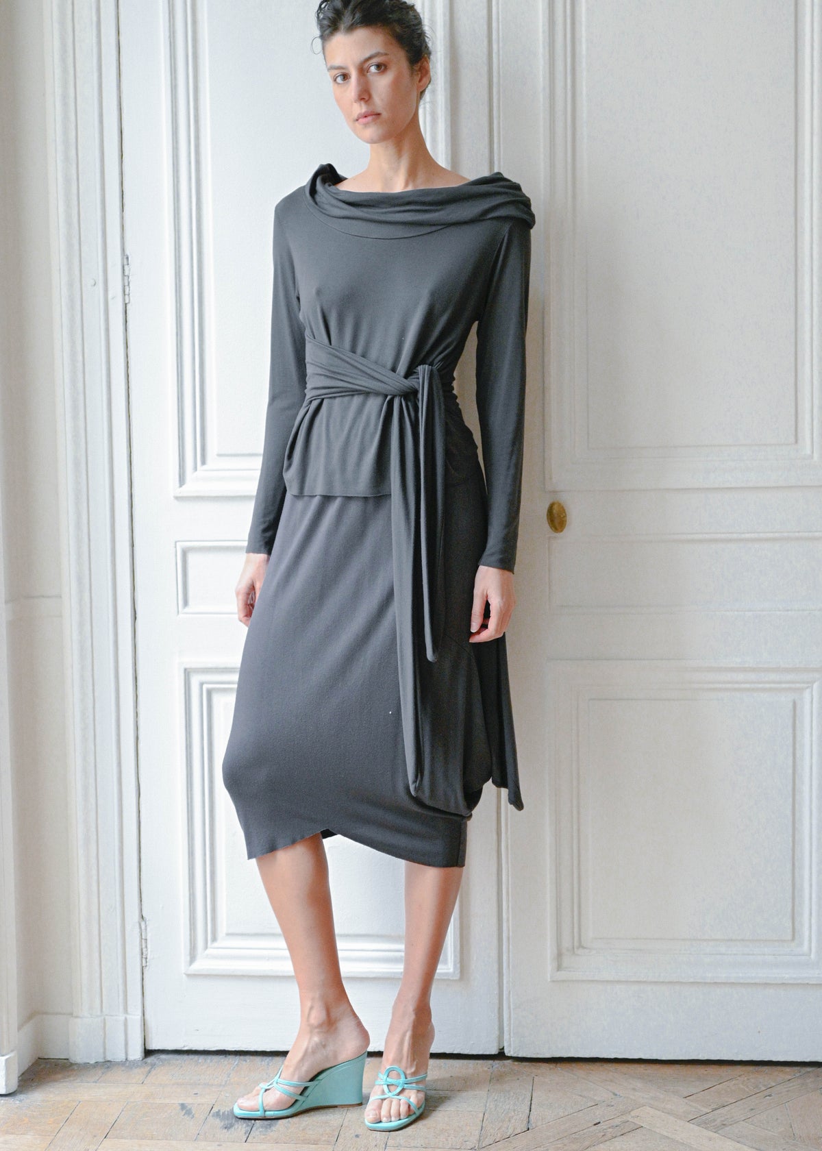Vintage black draped cotton twinset, front view, tied at the waist, TURN Paris