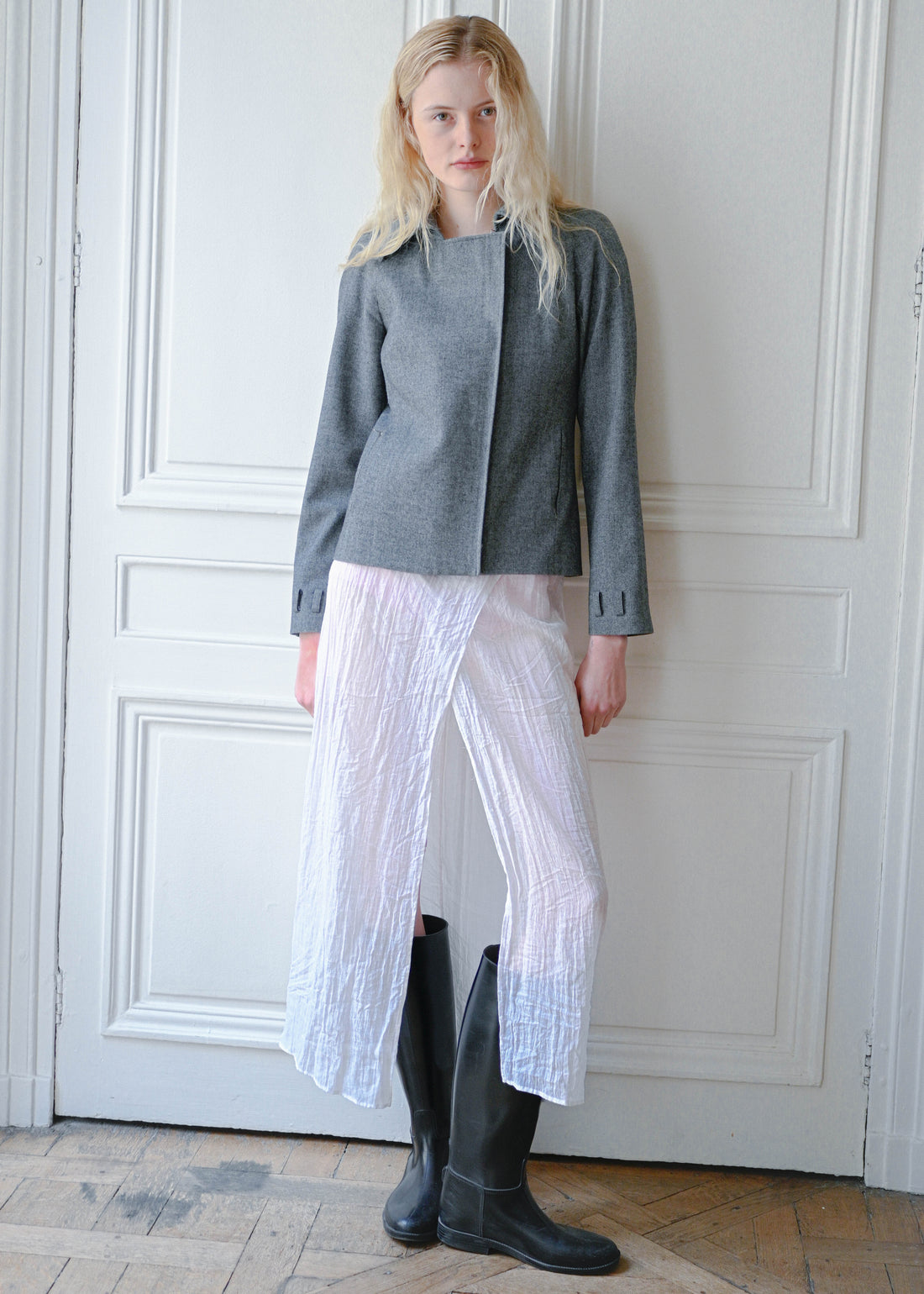 Look 03 by TURN Paris: Grey tailored jacket, White veil skirt, Geometric knit top, Culotte – Pink