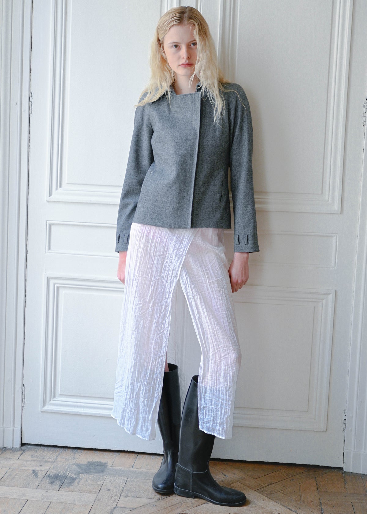 Look 03 by TURN Paris: Grey tailored jacket, White veil skirt, Geometric knit top, Culotte – Pink