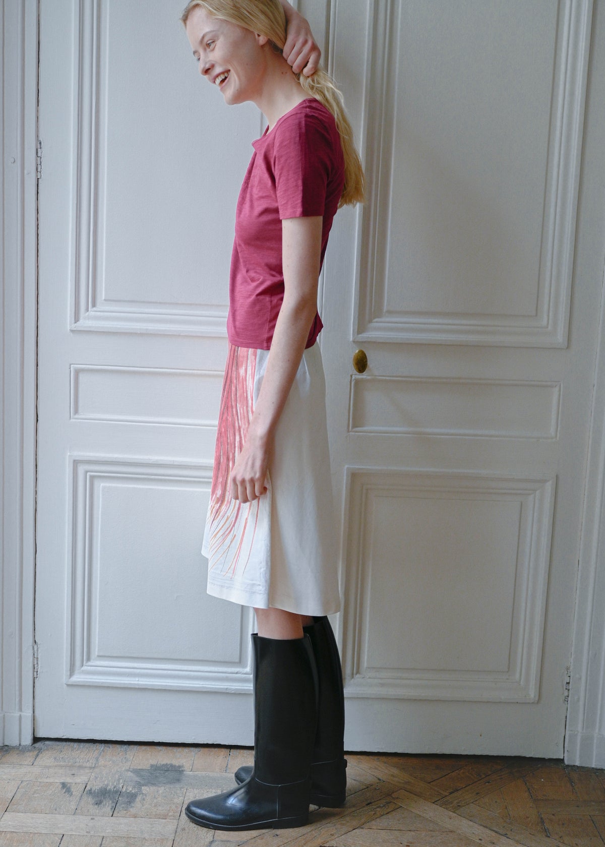 Vintage fuchsia short sleeve tee, worn with a white printed skirt, side view, TURN Paris