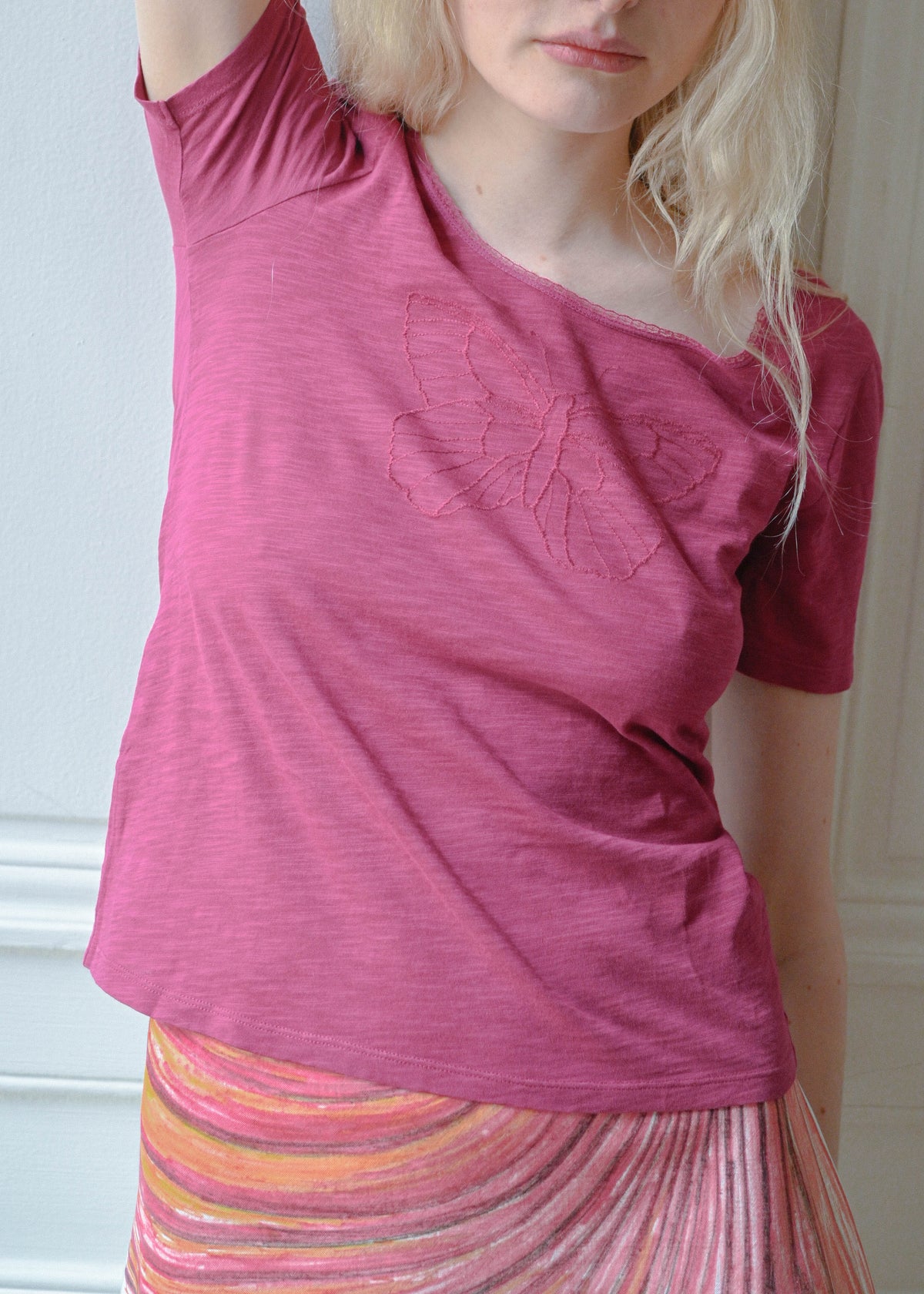 Vintage fuchsia short sleeve tee, worn with a white printed skirt, detail, TURN Paris