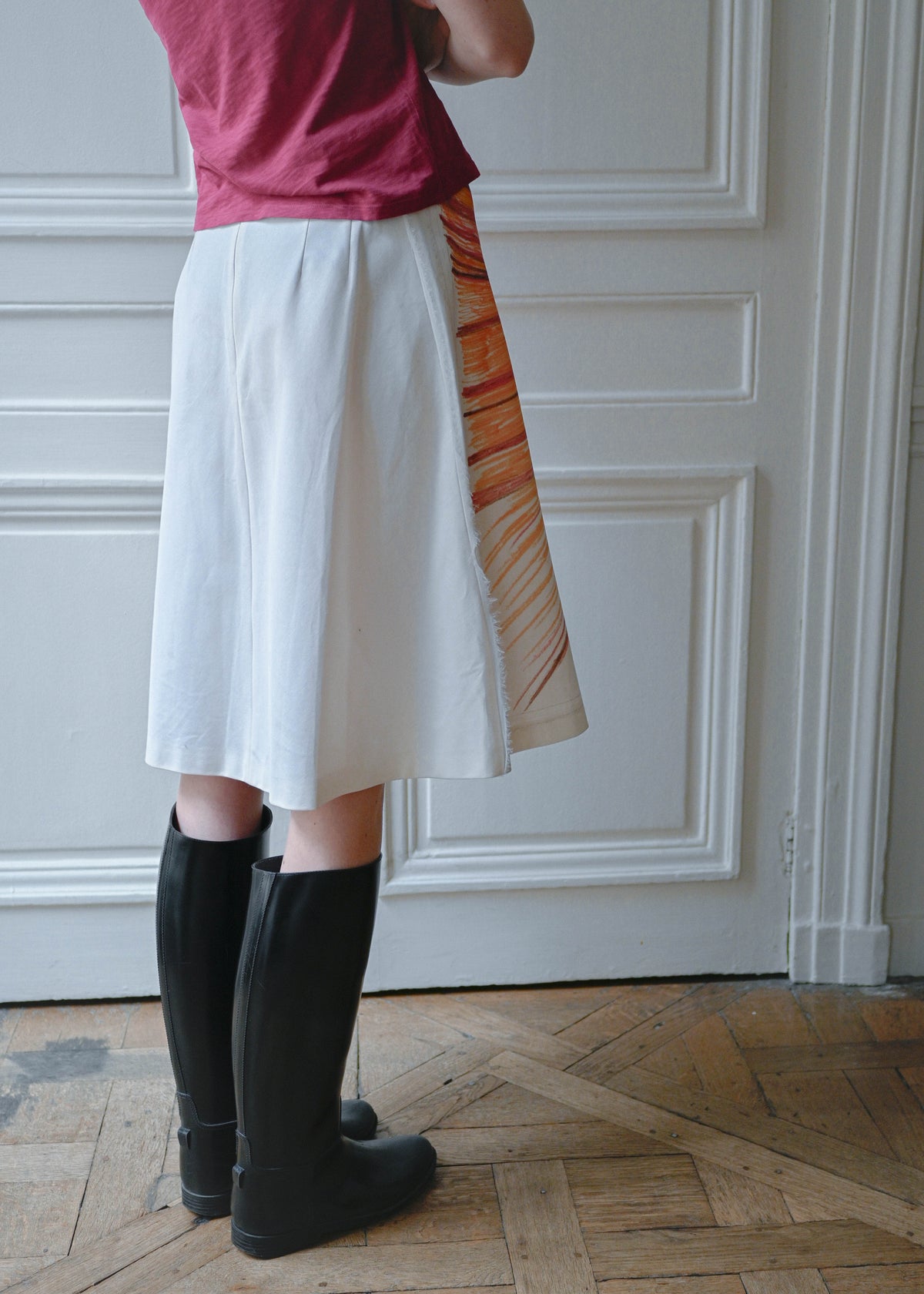 Vintage white cotton skirt with an orange and pink brushstroke print, worn with a fuchsia tee, back view, TURN Paris