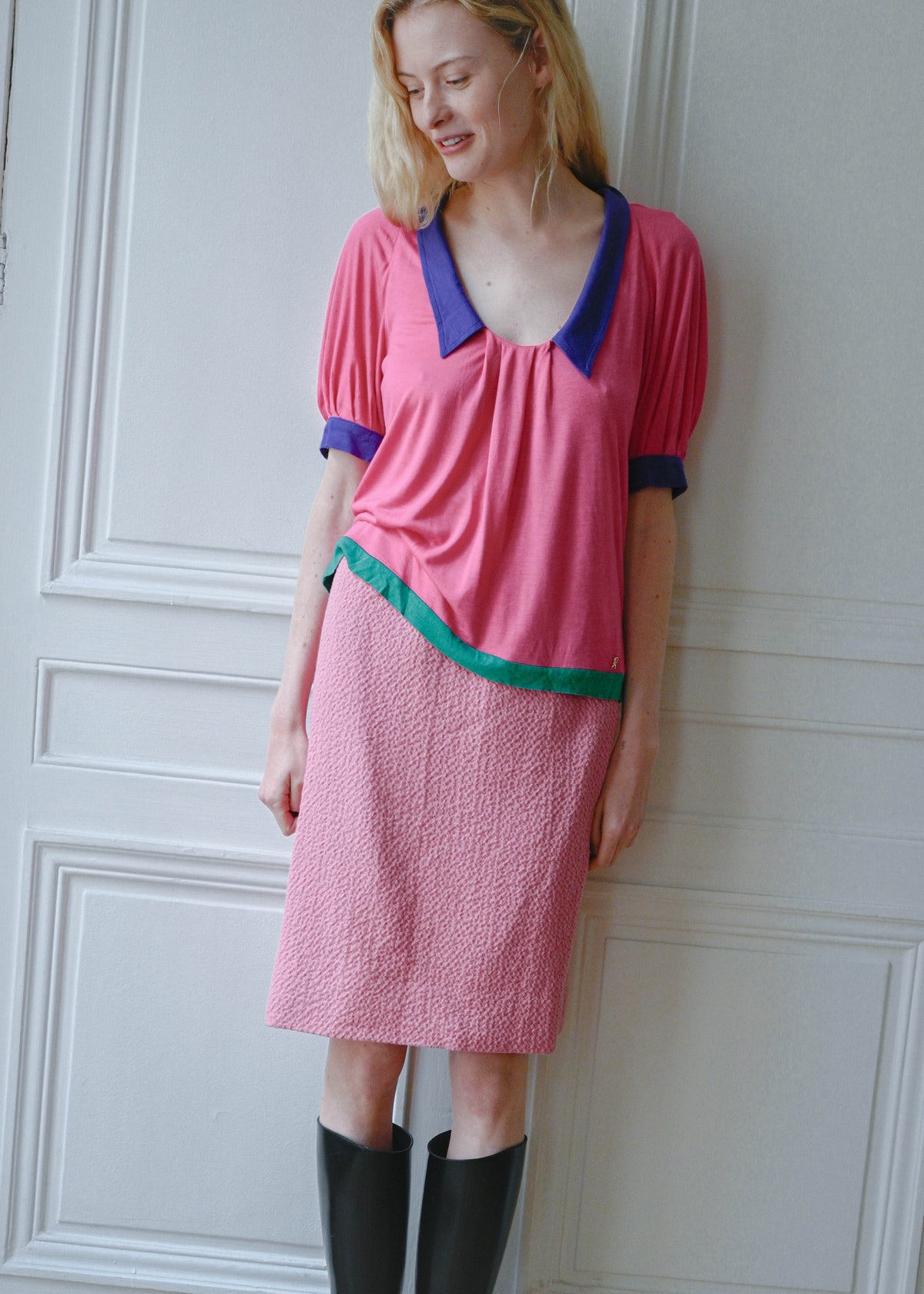 Vintage Roberta di Camerino pink top with a purple collar, worn with a pink Givenchy skirt, front view, TURN Paris
