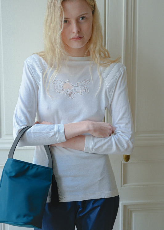 Vintage white long sleeve cotton top with a central embroidery, worn with the TURN Comeback Capri in blue, front view, TURN Paris