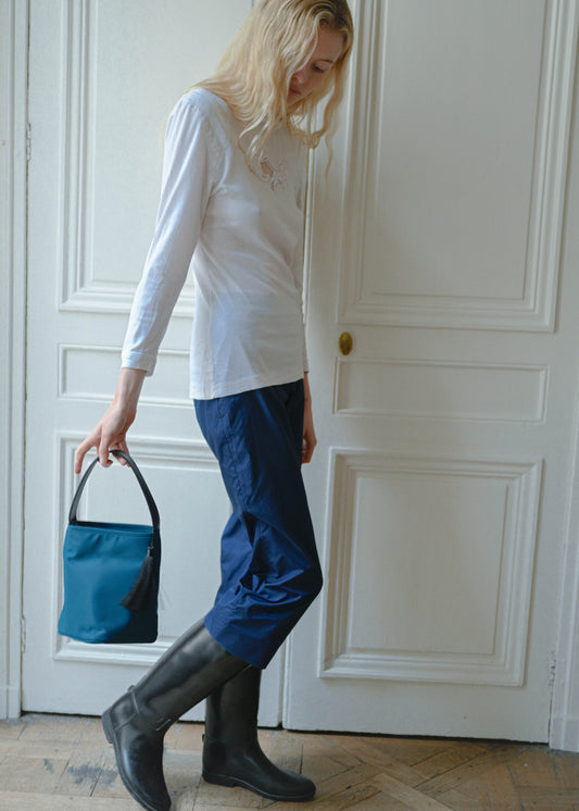 Vintage white long sleeve cotton top with a central embroidery, worn with the TURN Comeback Capri in blue, back view, TURN Paris