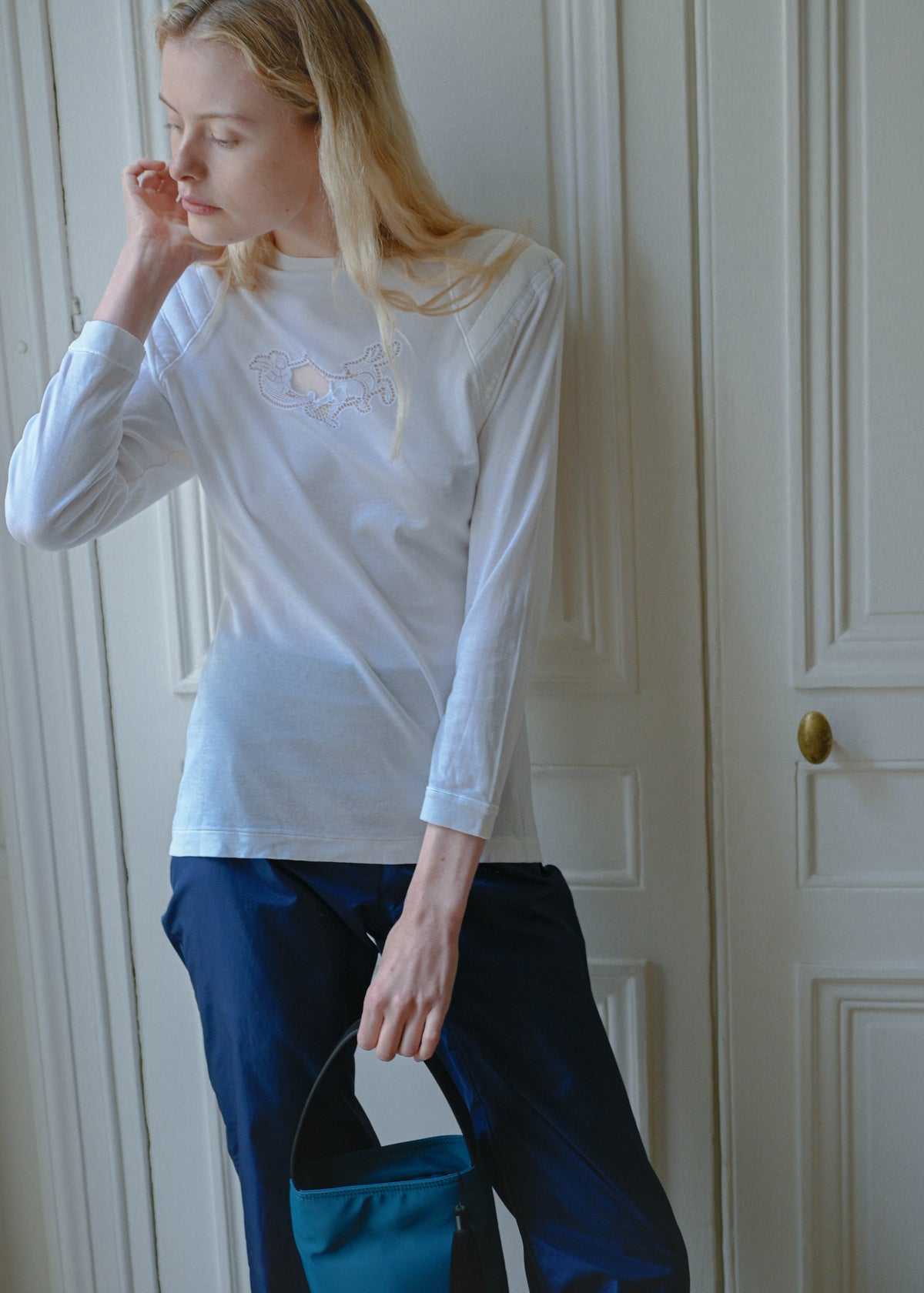 Vintage white long sleeve cotton top with a central embroidery, worn with the TURN Comeback Capri in blue, side view, TURN Paris