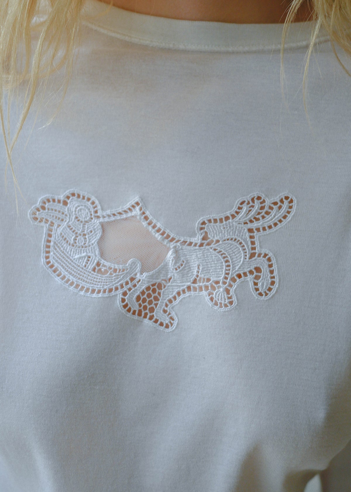 Vintage white long sleeve cotton top with a central embroidery, worn with the TURN Comeback Capri in blue, close up, TURN Paris