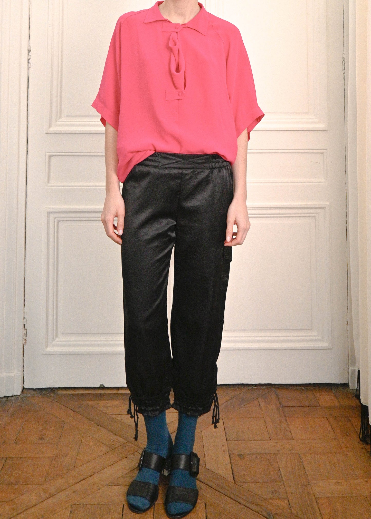 SILKY CAPRI PANTS WITH CARGO DESIGN IN BLACK