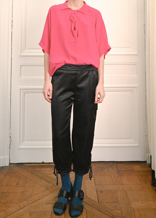 SILKY CAPRI PANTS WITH CARGO DESIGN IN BLACK