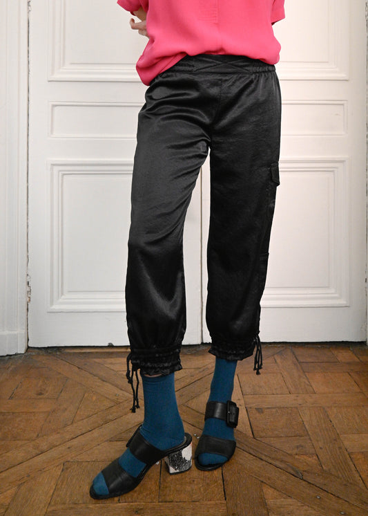 SILKY CAPRI PANTS WITH CARGO DESIGN IN BLACK