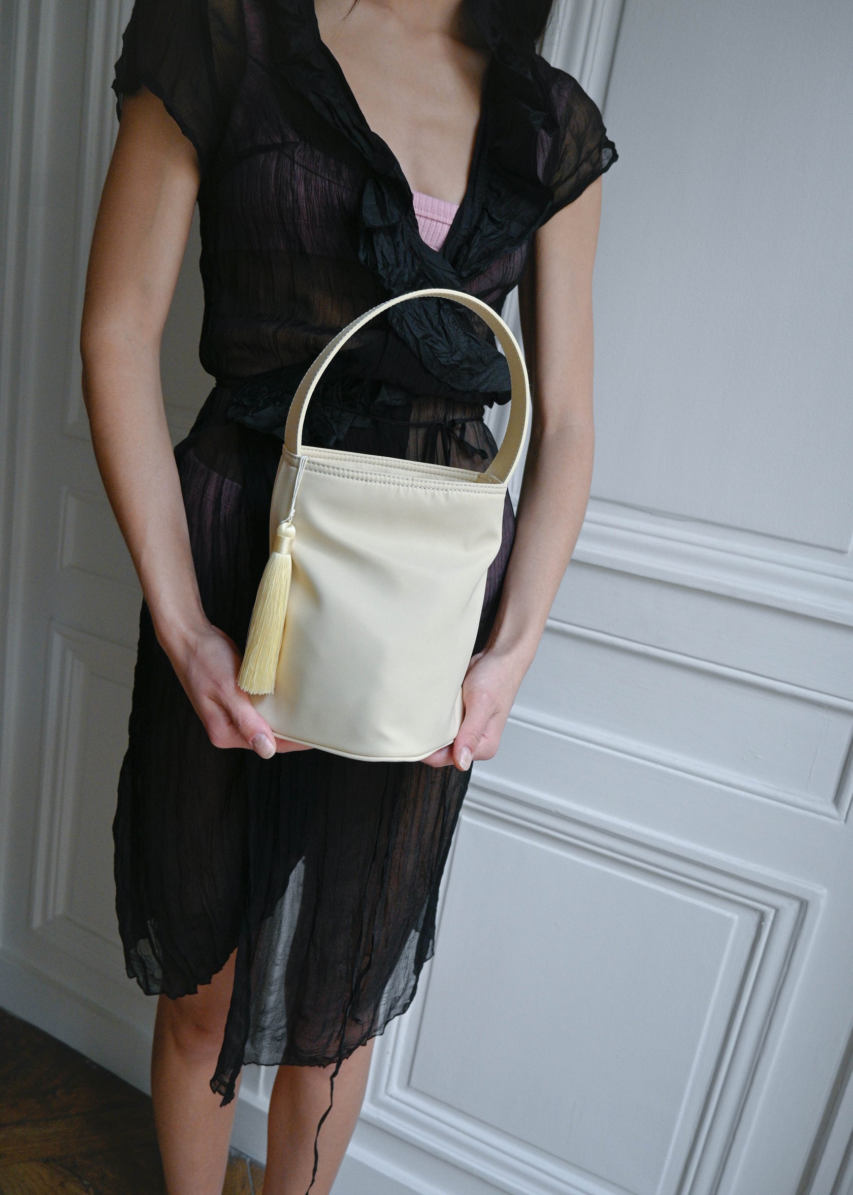 TURN BUCKET BAG 

A functional and structured bucket bag designed to hold daily essentials while maintaining its shape.

Completed with an interior pocket for organisation and a tassel puller detail.

20 cm height / 19 cm depth / 48 cm circumference.