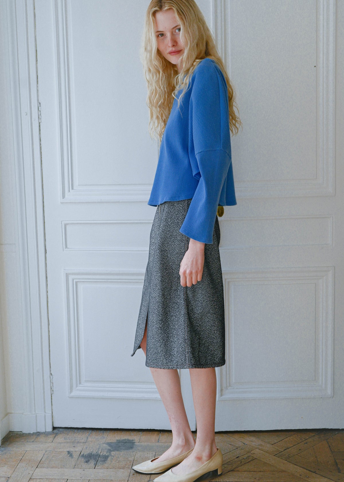 TURN Paris ribbed sweater in blue with a heart-shaped silhouette and structured shoulders to enhance posture. Made in Portugal.
