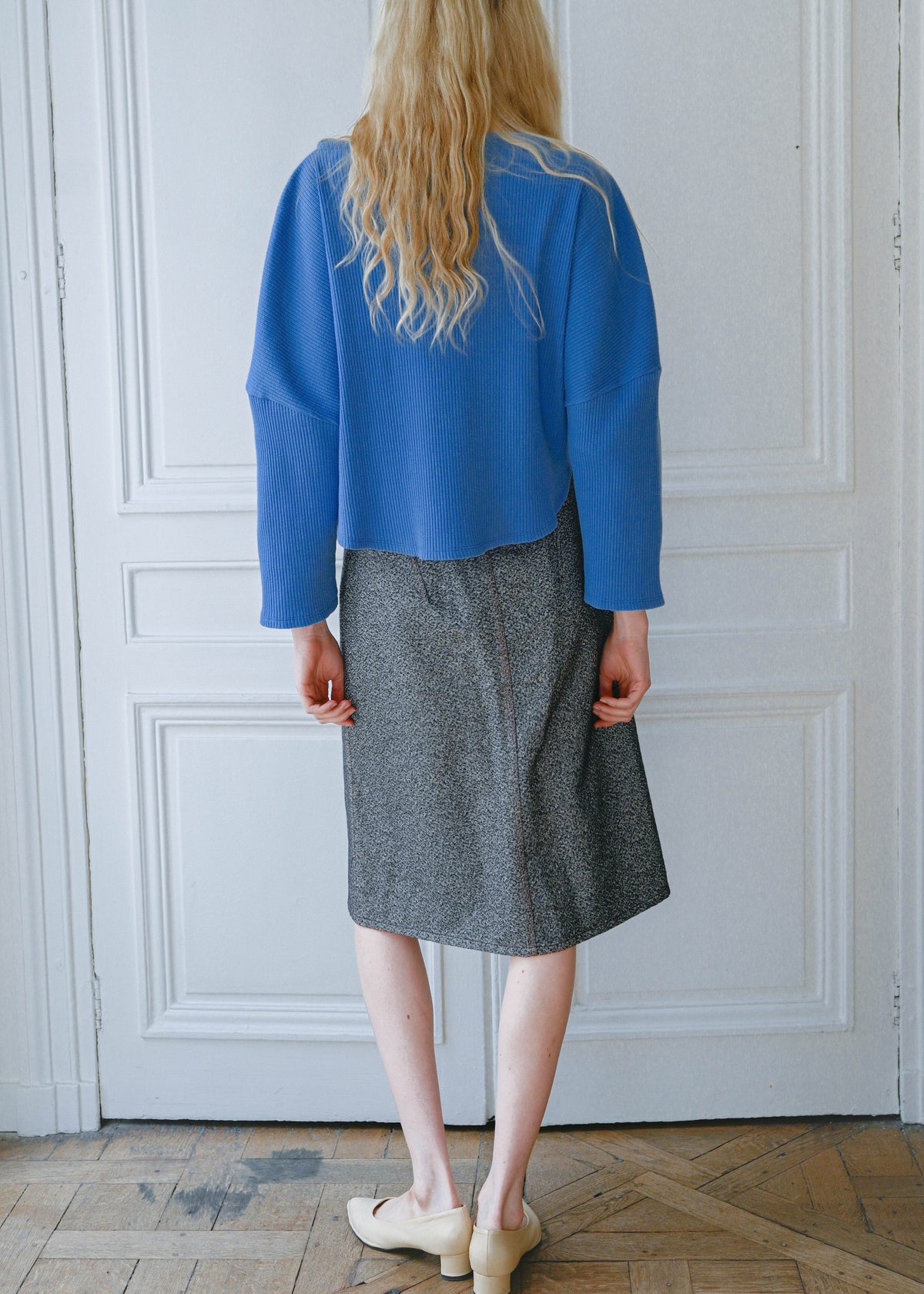 TURN Paris ribbed sweater in blue with a heart-shaped silhouette and structured shoulders to enhance posture. Made in Portugal.