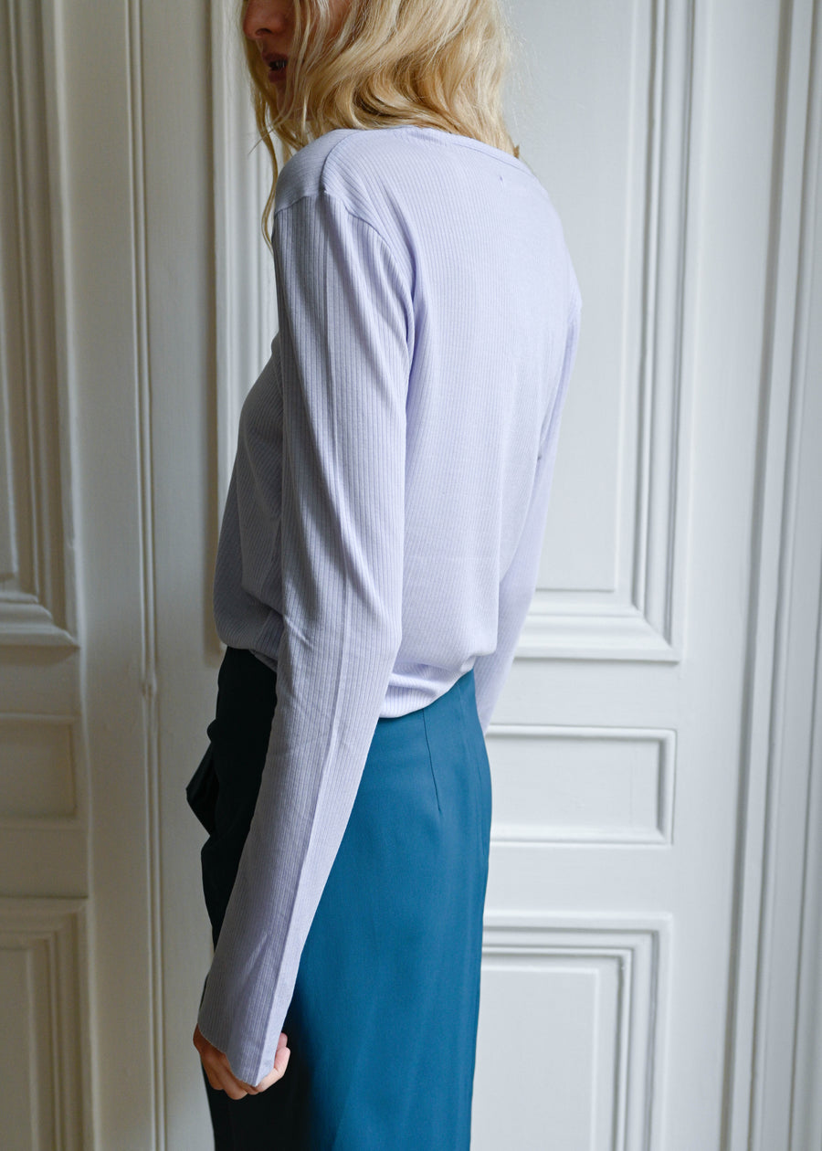 Side view of the Lila Tunisien Top showing the fitted long sleeves