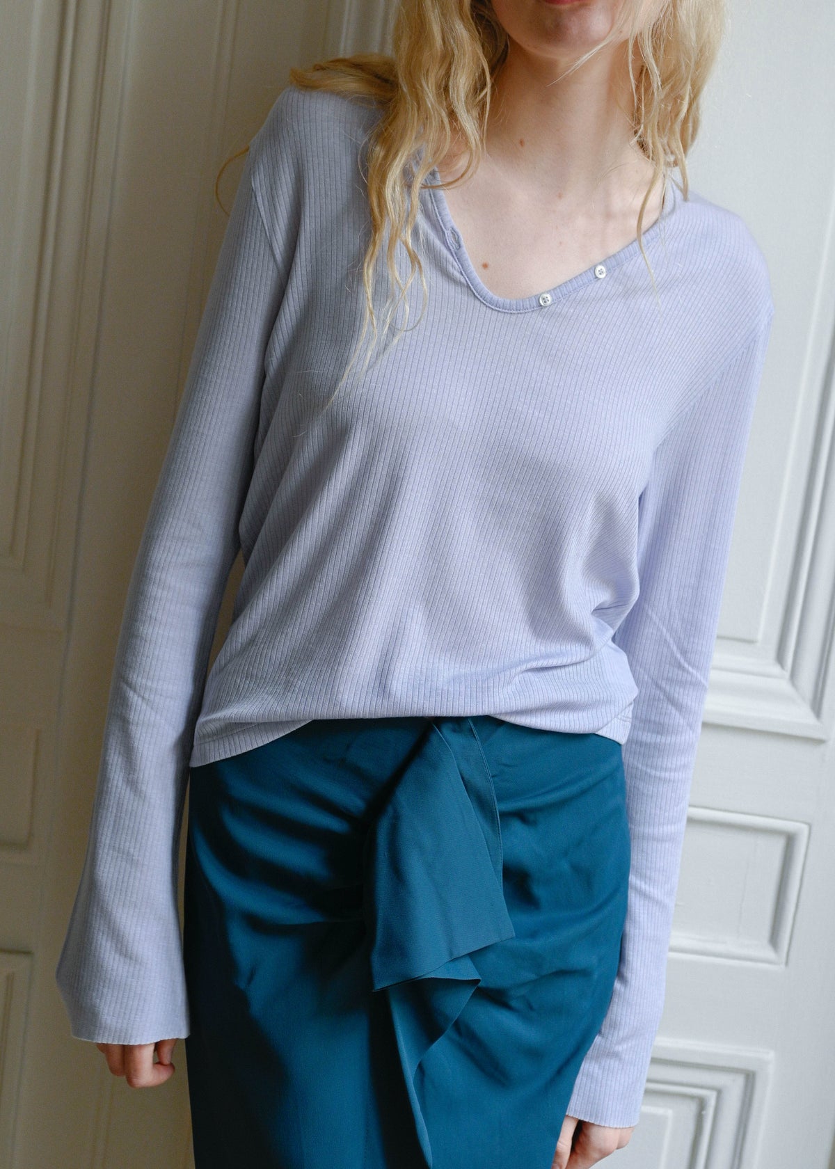 TURN Paris Tunisien-style top in lavender with long sleeves, made of Japanese lyocell, silk and wool blend with pearl buttoning.