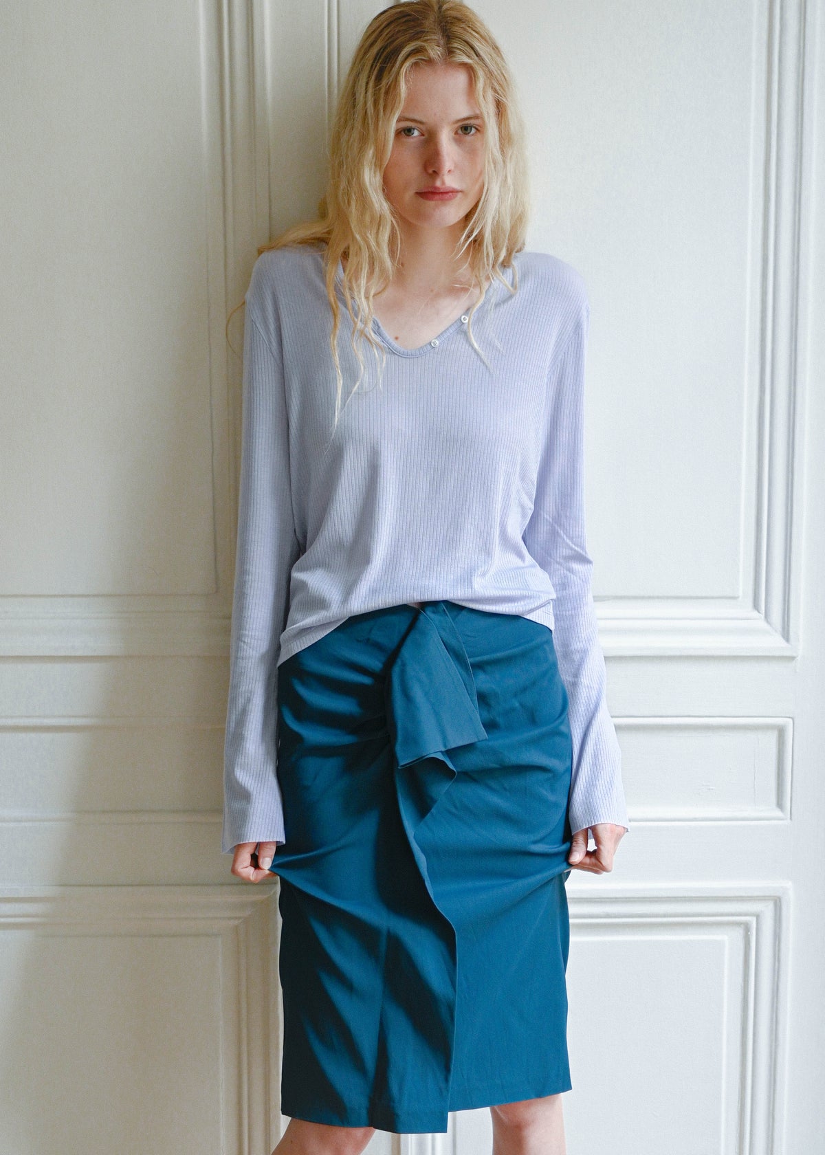 TURN Paris Tunisien-style top in lavender with long sleeves, made of Japanese lyocell, silk and wool blend with pearl buttoning.