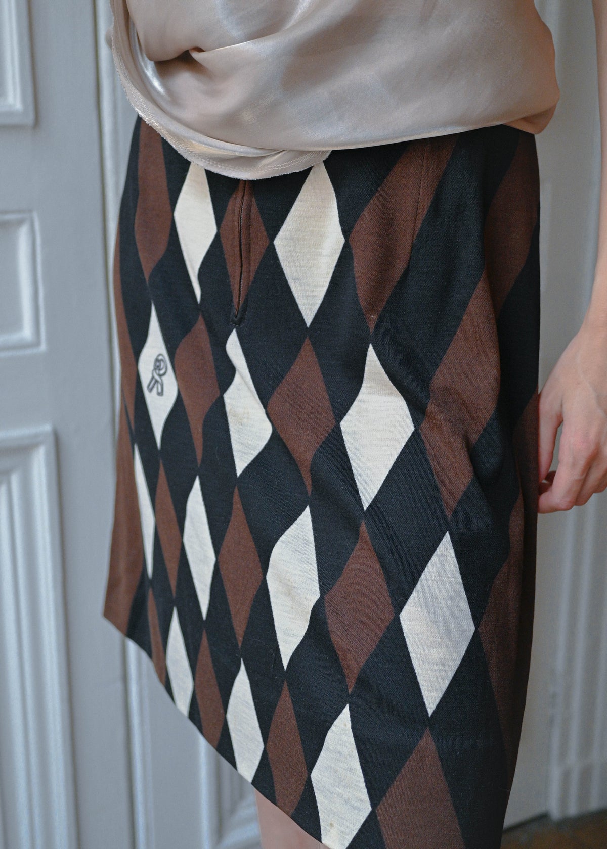 Diagonal check wool skirt, close-up