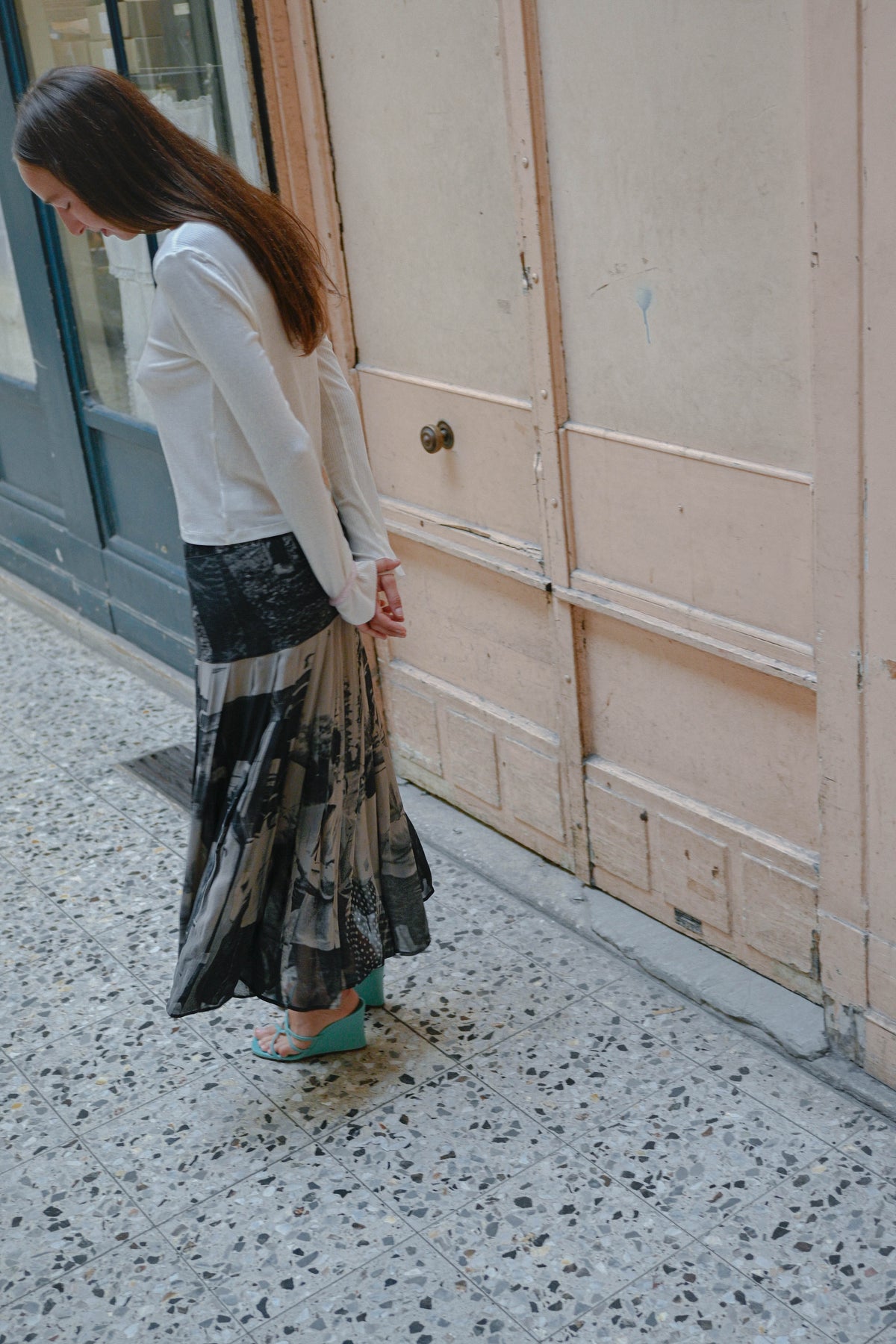 Photo print pleated maxi skirt, side view