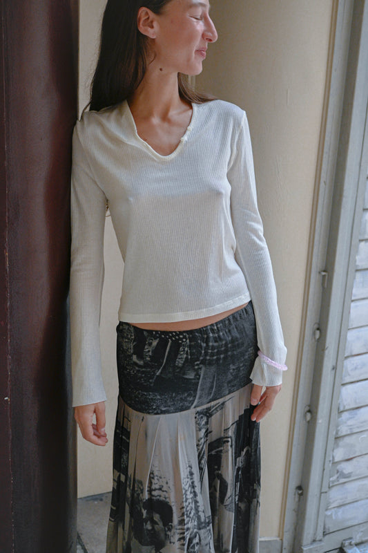 White Tunisien Top by TURN Paris, close view of the soft V neckline and slim long sleeves
