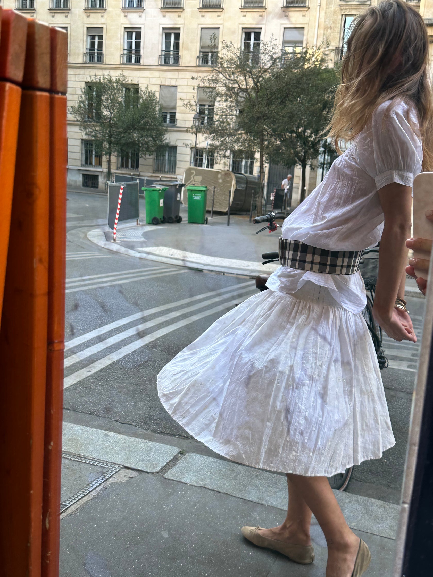 TURN PARIS THICK BELT IN BLACK ON CREAM CHECK WOVEN FABRIC APPLIED TO A LEATHER BASE. FINISHED WITH A HAND-PAINTED WHITE BUCKLE. THE BELT HOLES ARE REINFORCED WITH LEATHER.

CAN BE WORN AT THE WAIST, HIGH WAIST OR LOW ON THE HIPS.