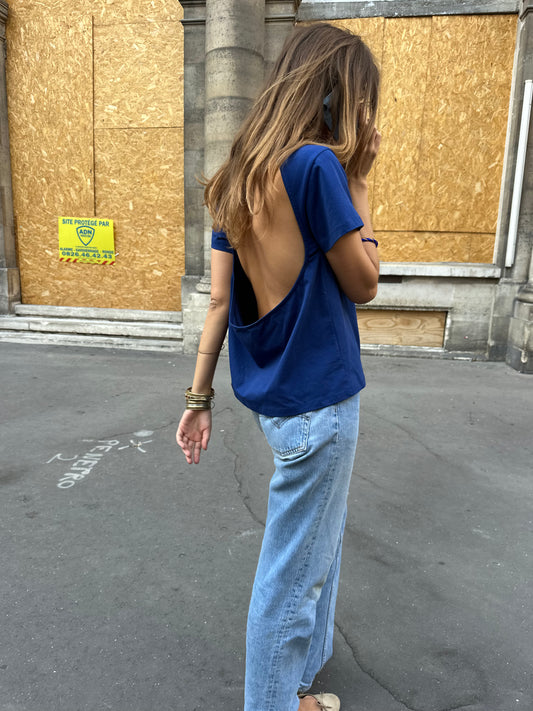 TURN Paris tee in cotton, cut in a simple silhouette, with an O-shaped cutout at the back that follows the neckline and drapes at the bottom. A nod to the Hungarian Ö.