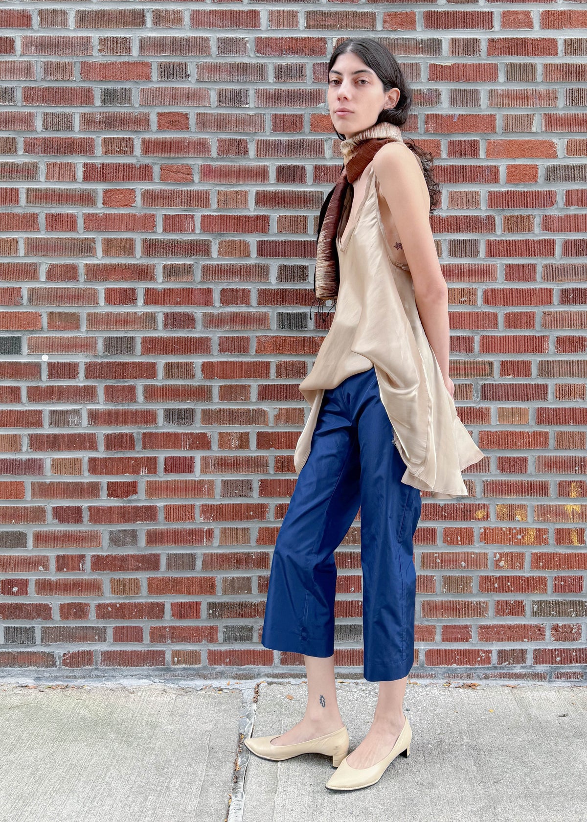 TURN Paris capri in navy silk, cut to fall below the knee for a tailored feel, with an invisible side zipper. 100% silk.