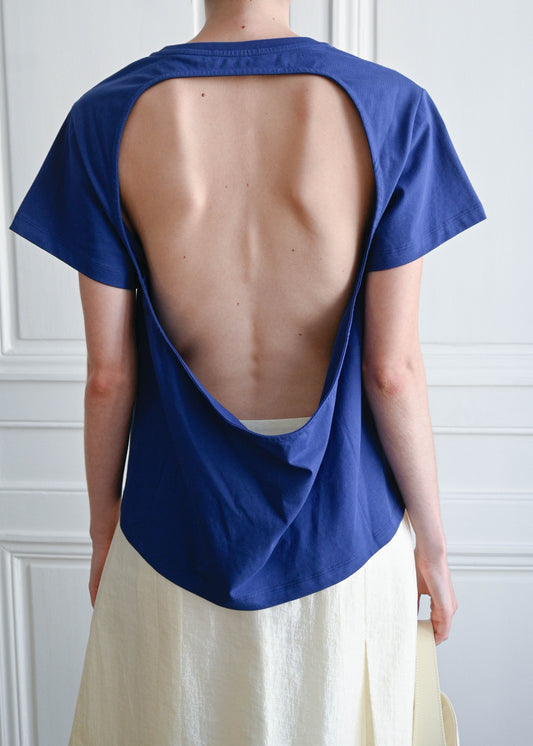 TURN PARIS TEE IN COTTON, CUT IN A SIMPLE SILHOUETTE, WITH AN O-SHAPED CUTOUT AT THE BACK THAT FOLLOWS THE NECKLINE AND DRAPES AT THE BOTTOM. A NOD TO THE HUNGARIAN Ö.&nbsp;

DESIGNED TO REVEAL THE BACK WITH A GEOMETRIC OPENING, BRINGING AN UNEXPECTED TWIST TO AN EVERYDAY STAPLE.