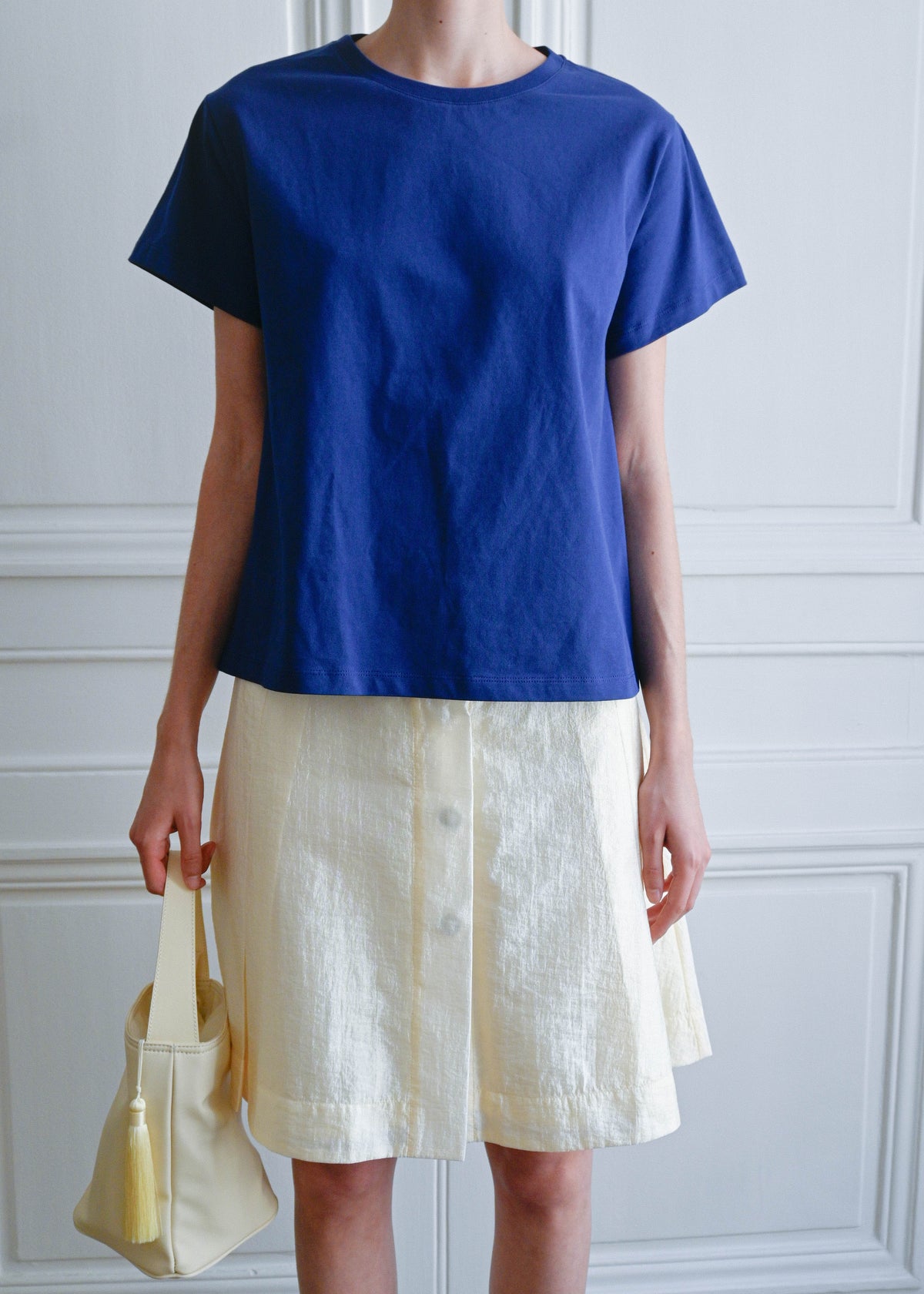 TURN PARIS TEE IN COTTON, CUT IN A SIMPLE SILHOUETTE, WITH AN O-SHAPED CUTOUT AT THE BACK THAT FOLLOWS THE NECKLINE AND DRAPES AT THE BOTTOM. A NOD TO THE HUNGARIAN Ö.

DESIGNED TO REVEAL THE BACK WITH A GEOMETRIC OPENING, BRINGING AN UNEXPECTED TWIST TO AN EVERYDAY STAPLE.