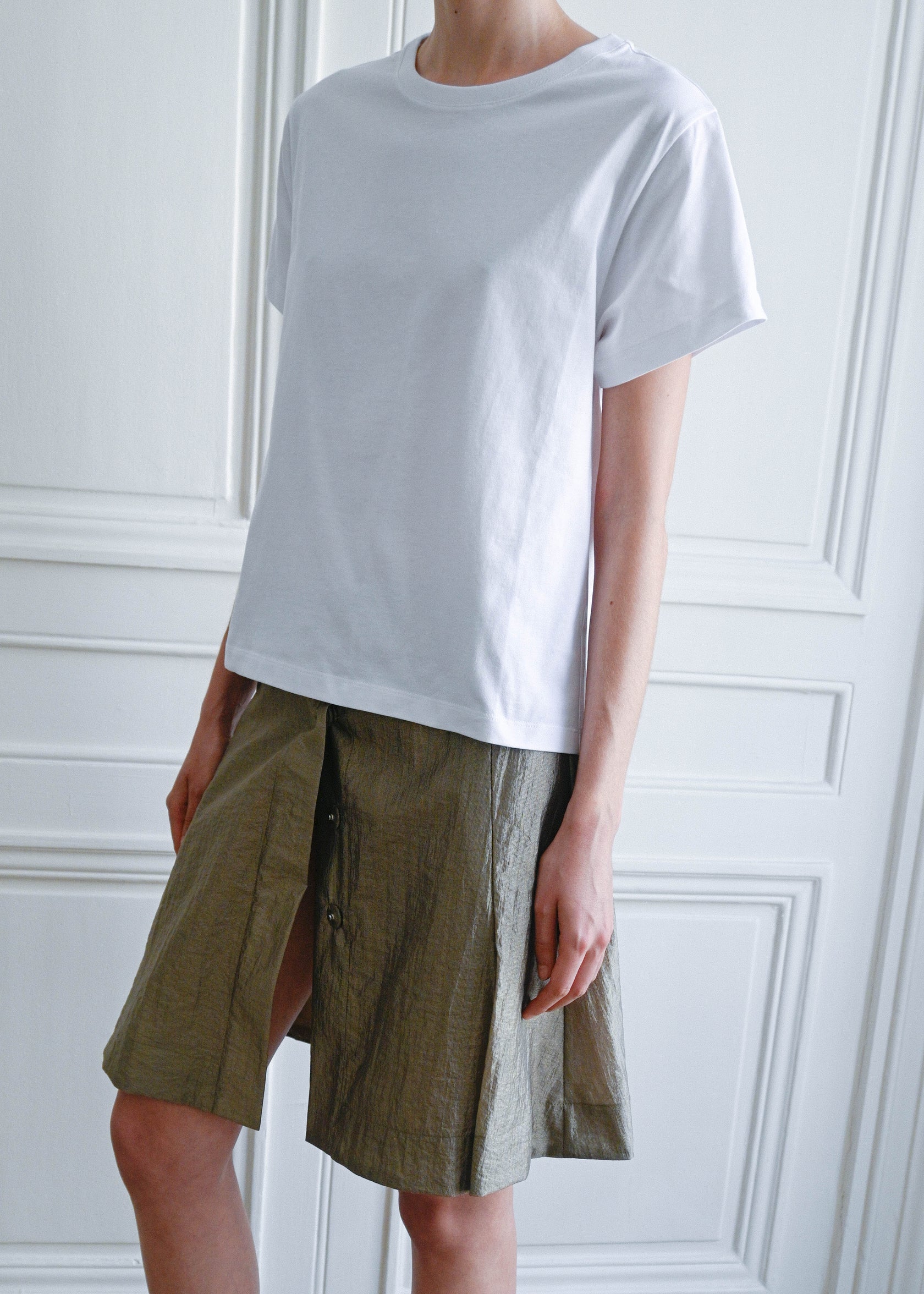 TURN PARIS TEE IN COTTON, CUT IN A SIMPLE SILHOUETTE, WITH AN O-SHAPED CUTOUT AT THE BACK THAT FOLLOWS THE NECKLINE AND DRAPES AT THE BOTTOM. A NOD TO THE HUNGARIAN Ö.&nbsp;

DESIGNED TO REVEAL THE BACK WITH A GEOMETRIC OPENING, BRINGING AN UNEXPECTED TWIST TO AN EVERYDAY STAPLE.