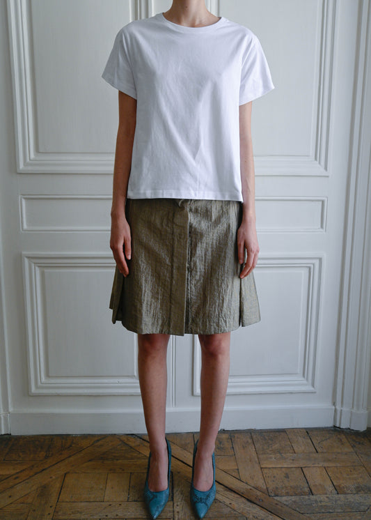 TURN Paris backless tee in white cotton with an O-shaped cutout at the back that follows the neckline and drapes at the bottom.
