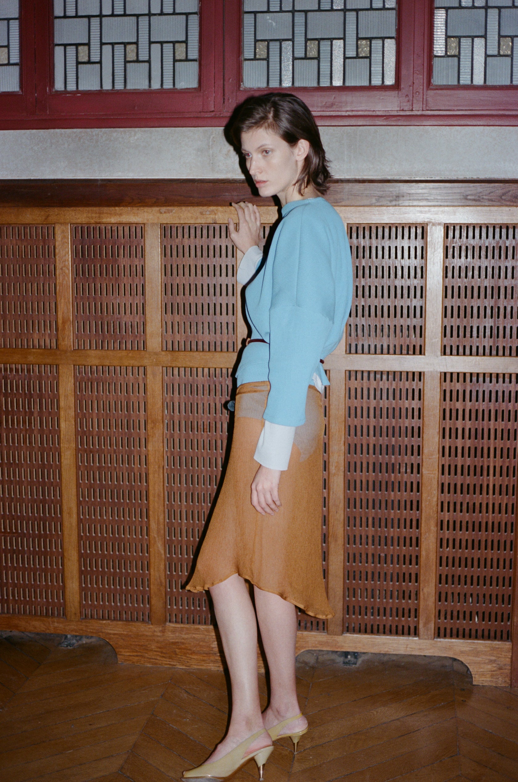 TURN PARIS midi skirt in bronze silk crepe.

Tied at the waist with a custom-made asymmetrical pompon made in France.

100% silk.