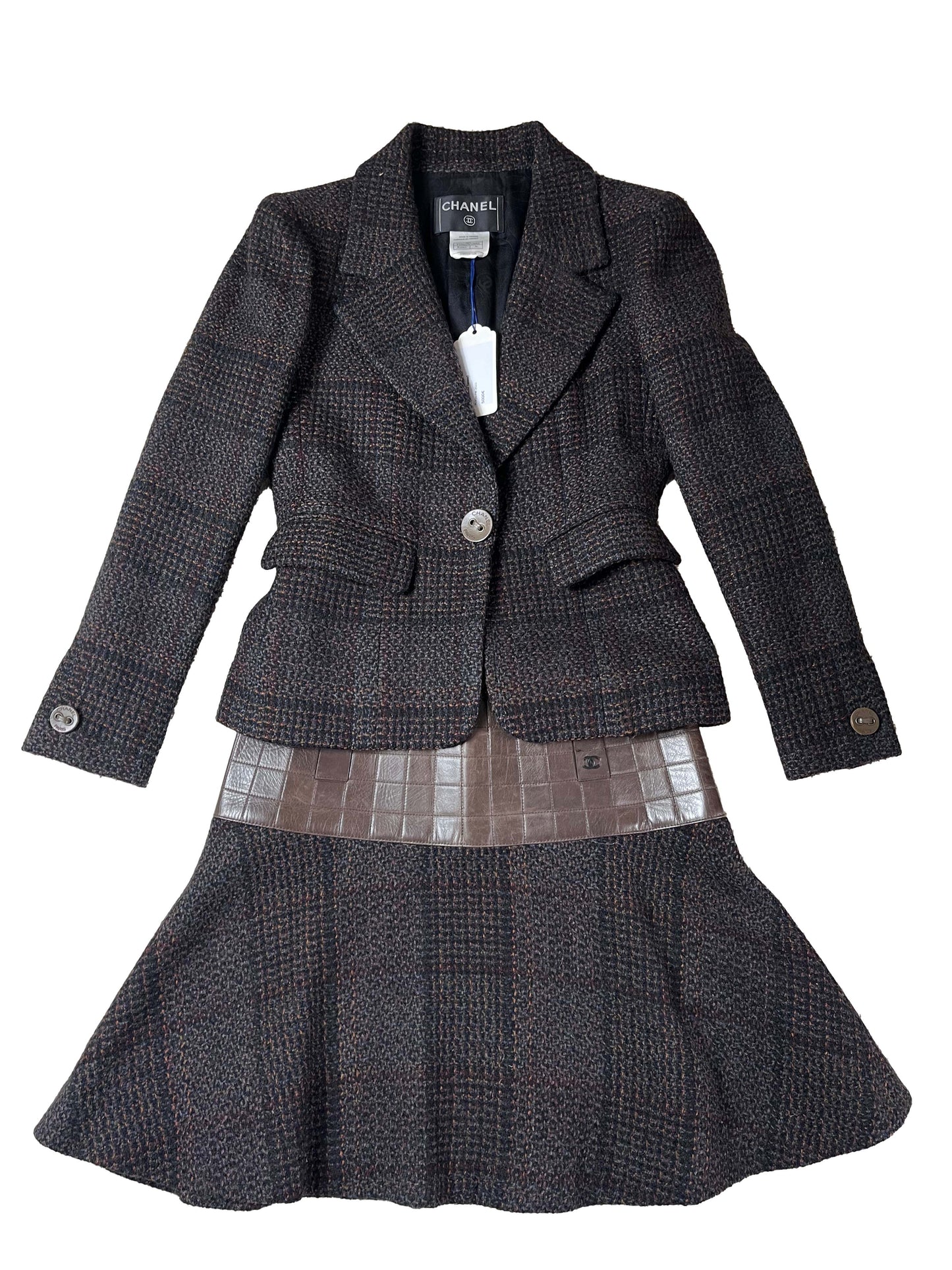 Chanel 1999 blazer and skirt - the classic tailleur jupe. The entire twinset is in tweed and lined with silk. Chanel Archive.